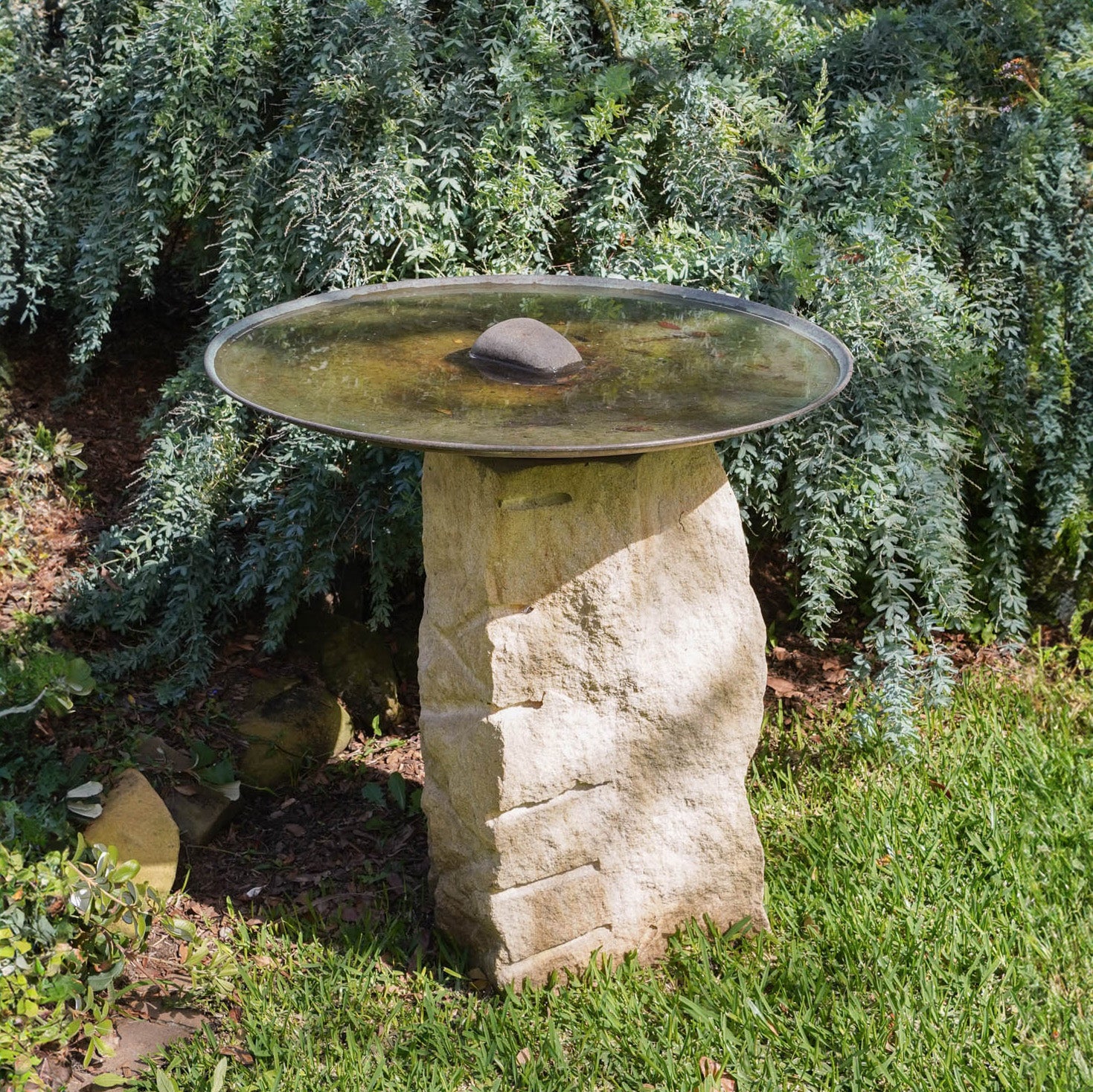 Large Dish on Sandstone Plinth – Mallee Bird Baths and Water Bowls